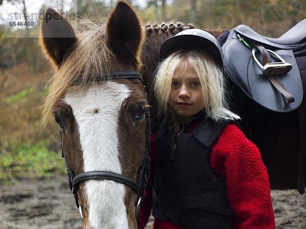 Porträt des Mädchens mit Pferd