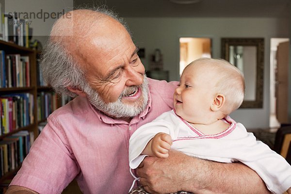 Interior  zu Hause  Senior  Senioren  Mann  lächeln  Baby