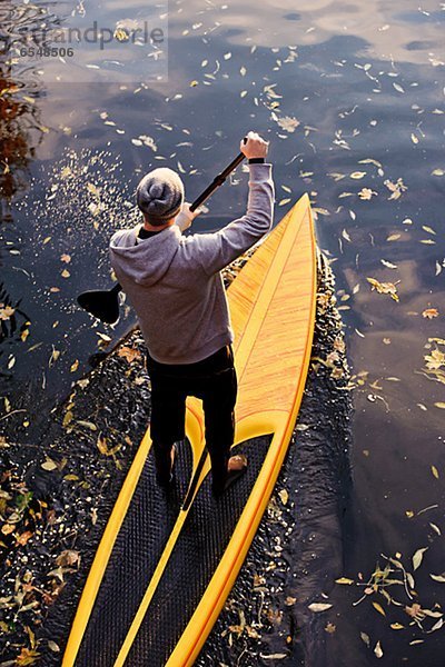 Erhöhte Ansicht  Aufsicht  einsteigen  Wasser  Mann  Paddel  Rudern