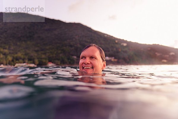 Mann  lächeln  Meer  schwimmen