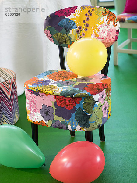 Farbaufnahme Farbe Stuhl Luftballon Ballon Polsterung