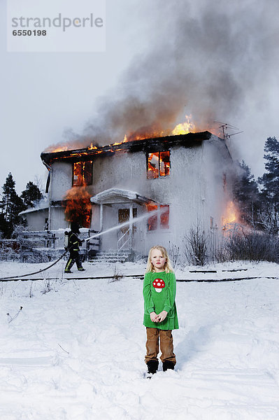 verbrennen  Gebäude  frontal  Mädchen