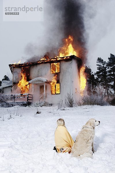 Rettung verbrennen Wohnhaus Hund frontal Mädchen