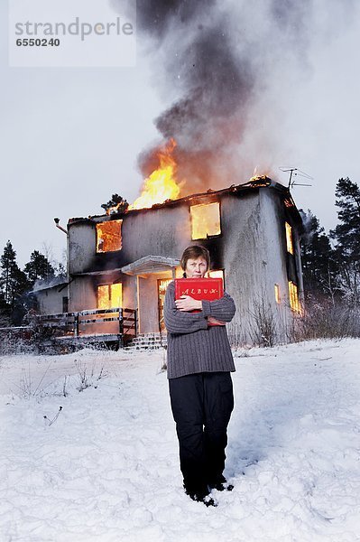 Senior Senioren Rettung verbrennen Frau Fotografie Wohnhaus halten frontal Album