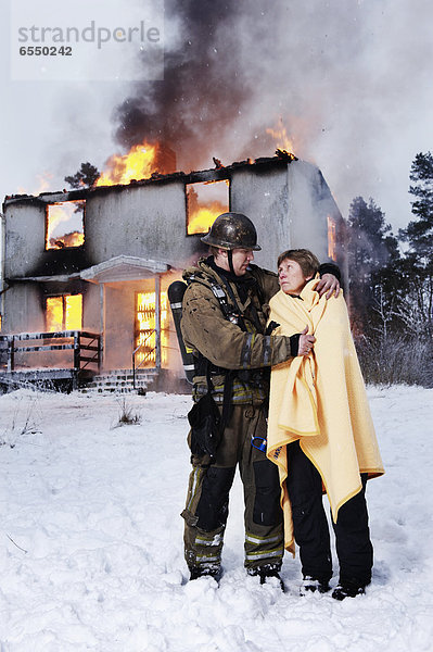 Feuerwehrmann Senior Senioren Rettung verbrennen Frau Wohnhaus frontal