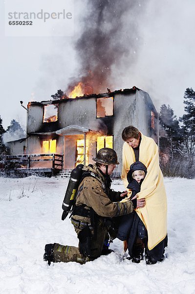 Feuerwehrmann Rettung verbrennen Frau Wohnhaus frontal Mädchen