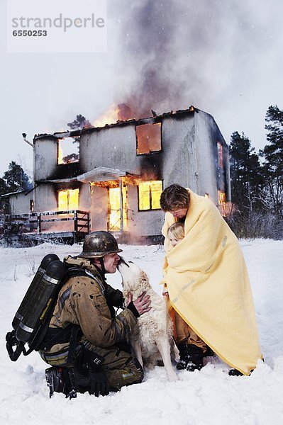 Feuerwehrmann Rettung verbrennen Mensch Menschen Wohnhaus Hund frontal