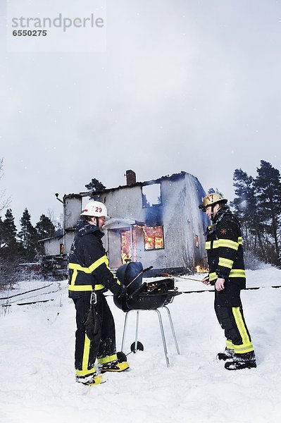 verbrennen Wohnhaus grillen grillend grillt frontal
