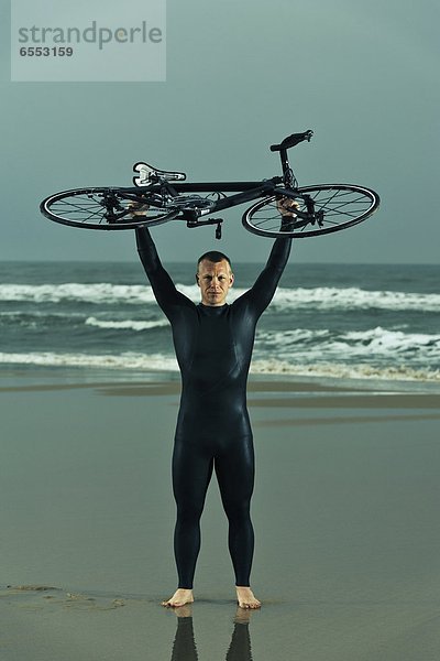 Mann  Strand  halten  Tauchanzug  Kleidung  Fahrrad  Rad
