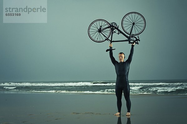 Mann  Strand  halten  Tauchanzug  Kleidung  Fahrrad  Rad