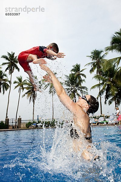 Sohn Schwimmbad Mutter - Mensch spielen