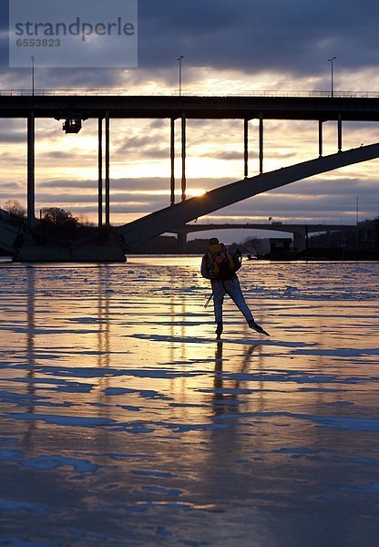 Mann  Sonnenuntergang  Eis  Fluss  gefroren