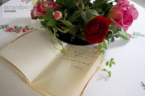Erhöhte Ansicht  Aufsicht  Blumenstrauß  Strauß  Rose  Tisch