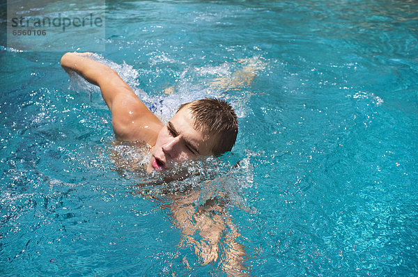 USA  Texas  Teenage Boy Schwimmen im Pool