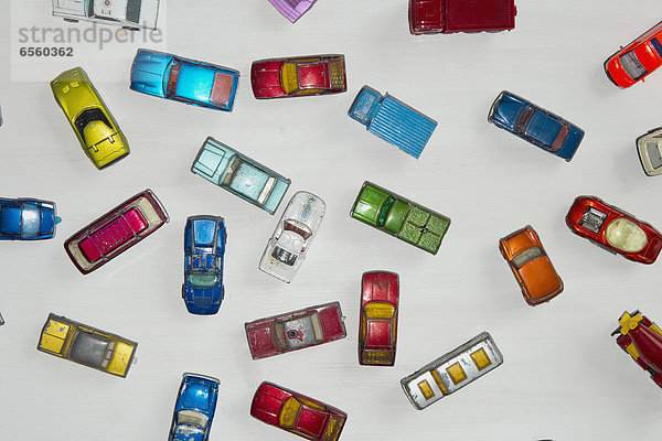 Sammlung von Spielzeugautos auf weißem Hintergrund