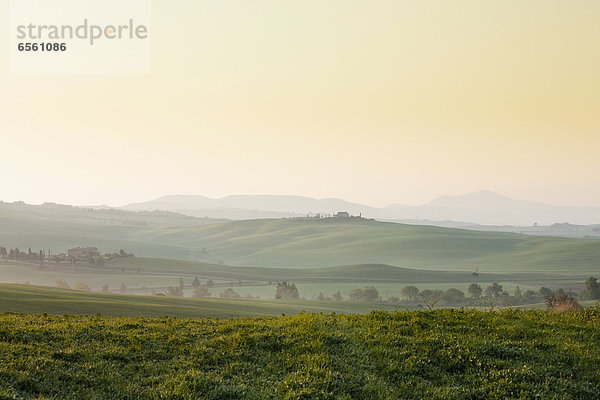 Italien  Blick auf die Bauernlandschaft bei Sonnenaufgang