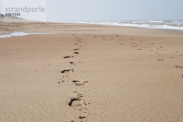 Belgien  Fußabdruck auf Sand an der Nordsee