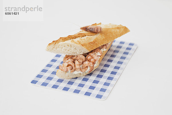 Baguette-Sandwich mit gekochten Shimps an Bord