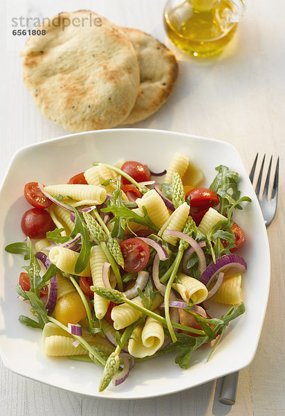 Campanelle-Salatteller mit wildem Spargel und Naan auf dem Tisch