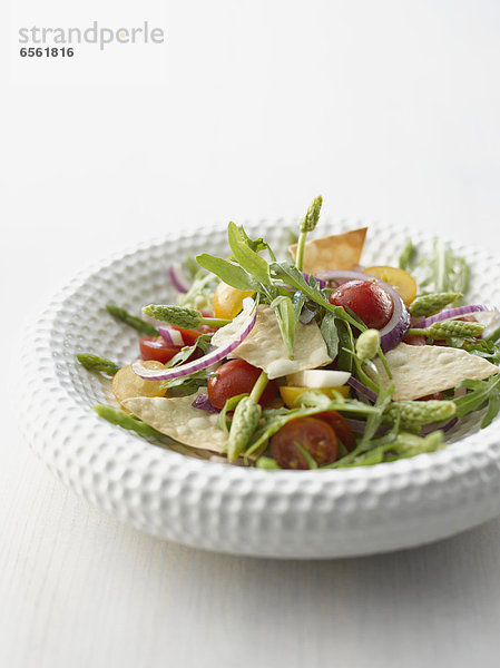 Wildspargel und Strudelchips-Salat im Teller  Nahaufnahme