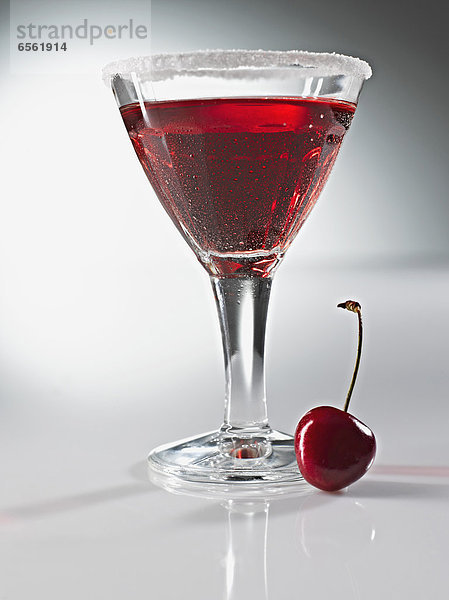 Glas Kirsch-Martini mit Zuckerkruste  Nahaufnahme