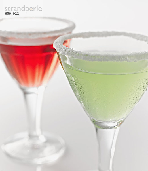 Martini-Gläser mit Zuckerkruste am Rand  Nahaufnahme