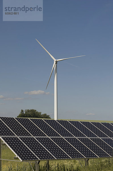 Deutschland  Sachsen  Blick auf Windkraftanlage mit Solarpanel
