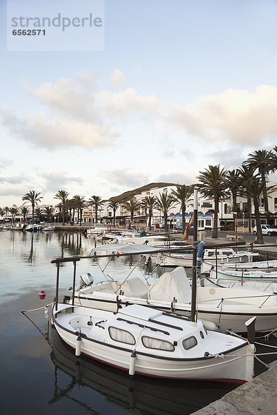 Spanien  Menorca  Fornells  Blick auf den Hafen am Morgen