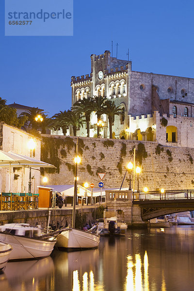 Spanien  Menorca  Blick vom Pla de Sant Joan auf das Rathaus von Ciutadella