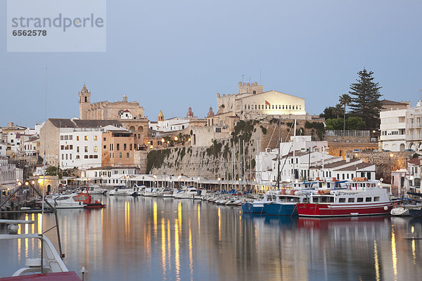 Spanien  Menorca  Blick auf Ciutadella mit Rathaus und Kathedrale