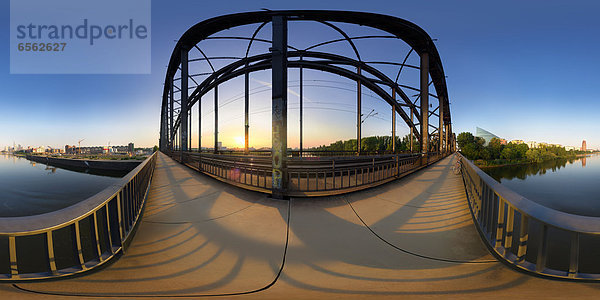 Deutschherrnbrücke über den Main am Morgen  Frankfurt am Main  Deutschland