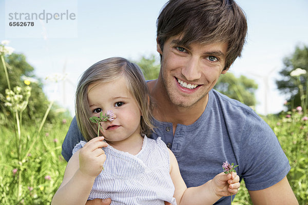 Deutschland  Köln  Vater und Tochter lächeln  Portrait