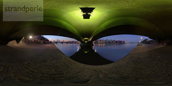 Flößerbrücke über den Main zur blauen Stunde  Frankfurt am Main  Deutschland