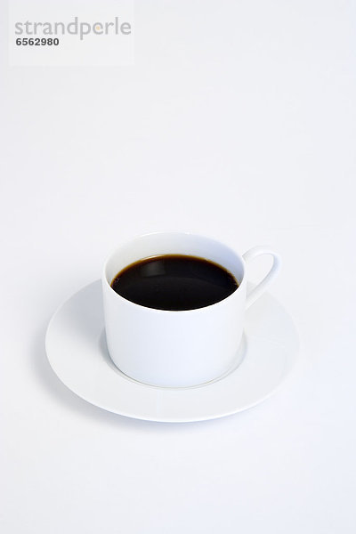 Tasse heißer schwarzer Kaffee auf weißem Hintergrund