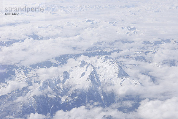 Blick auf Wolken und Berge in den europäischen Alpen