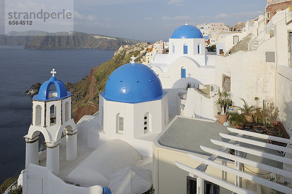 Griechenland  Blick auf die klassische weiß getünchte Kirche im Dorf Oia