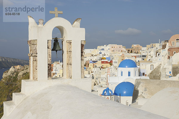 Griechenland  Blick auf das Dorf Oia mit Glockenturm bei Santorini