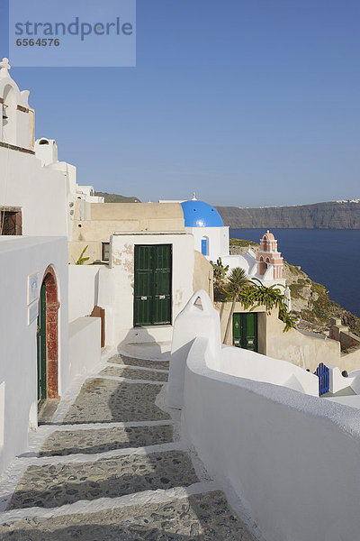 Griechenland  Ansicht der traditionell griechischen Stadt Oia auf Santorini