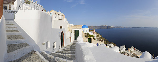 Griechenland  Blick auf das Dorf Oia mit Kopfsteinpflasterweg bei Santorini