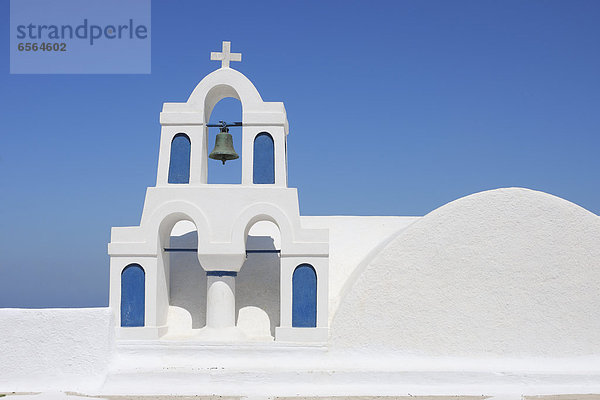 Griechenland  Santorini  Glockenturm und Kreuz in Oia traditionell weiß getüncht