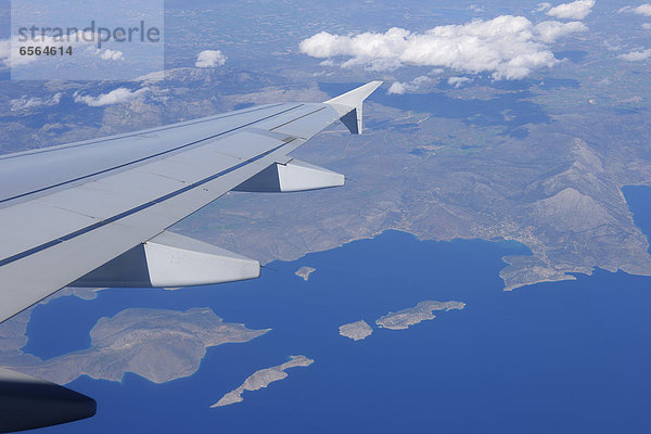 Griechenland  Blick vom Flugzeug mit Flügel auf einen Teil des Golfes von Korinth am Ionischen Meer