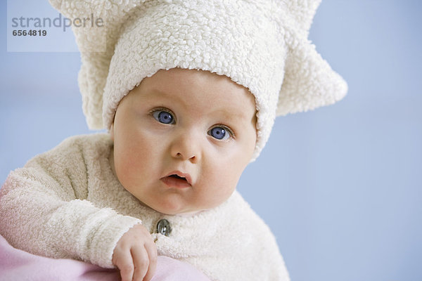 Baby Mädchen in Sternenform Hut  Portrait