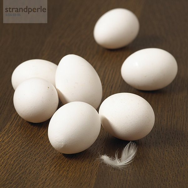 Weiße Eier auf dem Tisch  Nahaufnahme