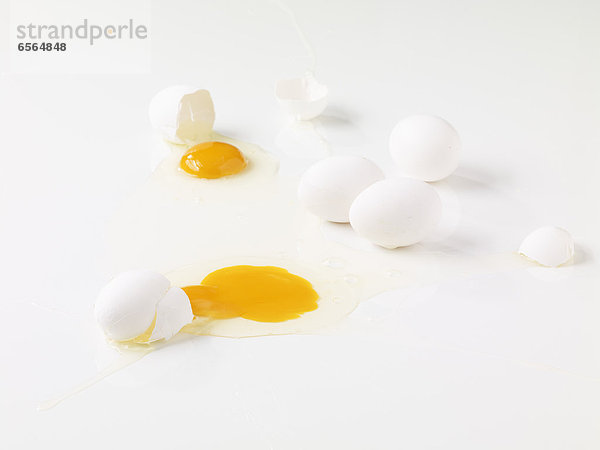 Gebrochene Eier auf weißem Grund