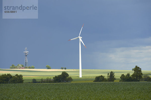 Deutschland  Blick auf Windkraftanlage und Funkturm auf die Landschaft