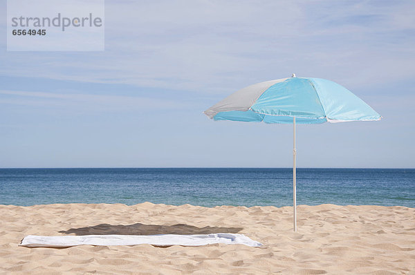 Portugal  Lagos  Strandtuch und Sonnenschirm am Strand