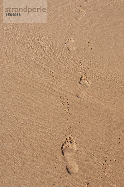 Portugal  Fußabdrücke auf Sand