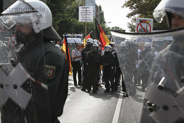 1800 Polizisten waren wegen Kundgebungen von rund 60 Anhängern der islamfeindlichen Kleinpartei Pro Deutschland vor einer Moschee in Berlin-Neukölln im Einsatz  Berlin  Europa  Deutschland