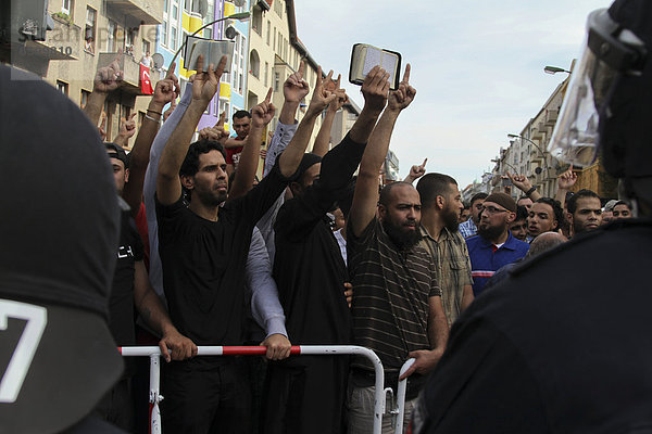 Protest gegen eine islamfeindliche Kundgebung von der Partei Pro Deutschland vor einer Moschee in Berlin-Neukölln  aufgebrachte Demonstranten strecken Ausgaben des Koran in die Luft  Berlin  Deutschland Europa
