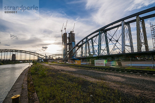 Baustelle der Mainbrücke Ost  hinten die Deutschherrnbrücke  Frankfurt am Main  Hessen  Deutschland  Europa  ÖffentlicherGrund